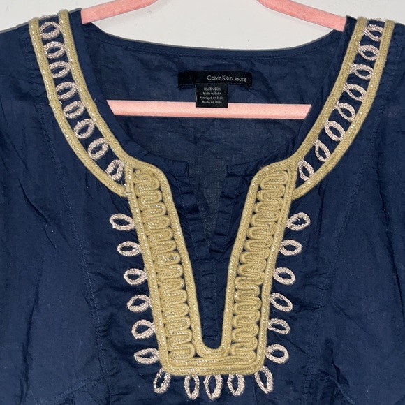 Women's Calvin Klein Jeans Navy Blouse XS Never Worn Embroidered V-Neck Detail - Picture 4 of 4
